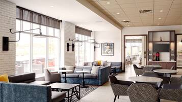 Serve jantar e happy hour