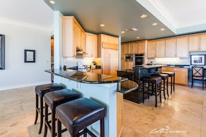 Appart'hôtel, 4 chambres, vue océan | Cuisine privée | Réfrigérateur, micro-ondes, four, plaque de cuisson
