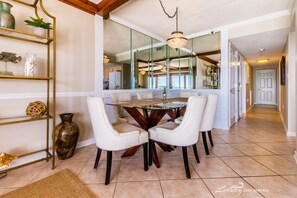 Condo, 3 Bedrooms, Ocean View | In-room dining