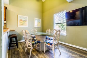 Apartment, 3 Bedrooms | In-room dining