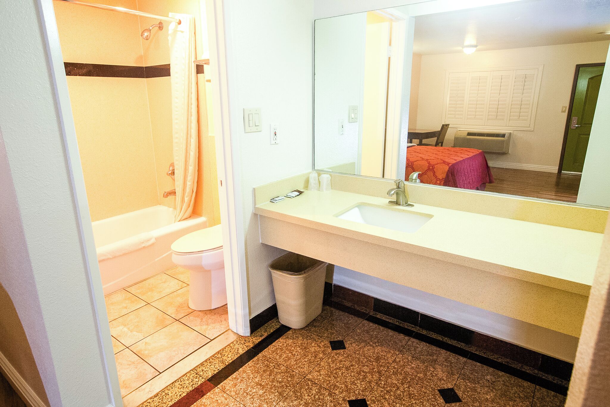 Photo - Tropic Lodge