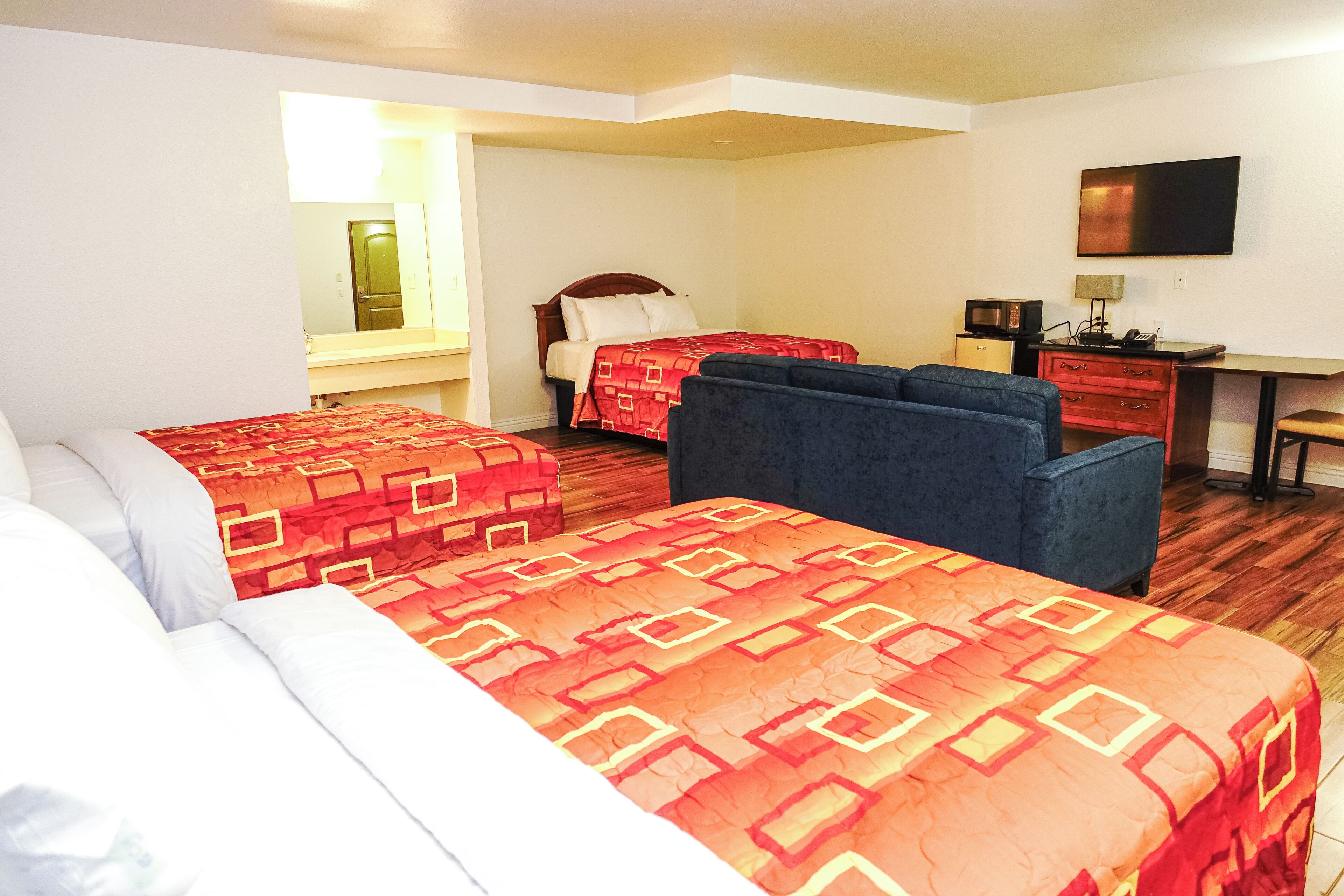 Photo - Tropic Lodge
