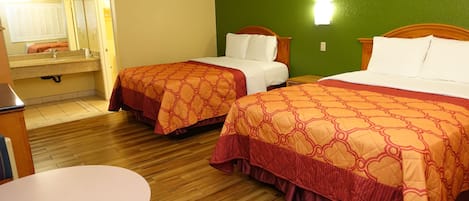 Quarto casal standard, 1 quarto, geladeira e micro-ondas | Escrivaninha, Wi-Fi de cortesia, roupa de cama