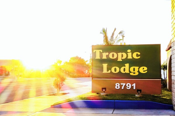 Interior entrance - Tropic Lodge (Garden Grove)