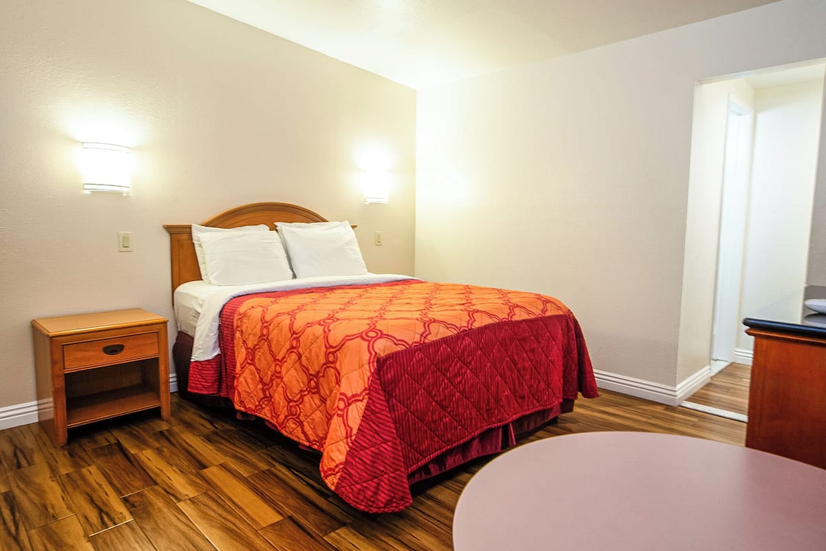 Standard Room, 1 Queen Bed, Refrigerator & Microwave | Room amenity