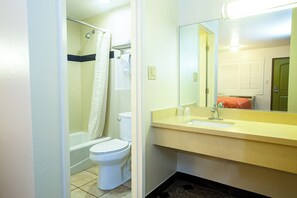 Deluxe Room, 1 Queen Bed, Refrigerator & Microwave | Bathroom | Combined shower/bathtub, towels - Tropic Lodge (Garden Grove)