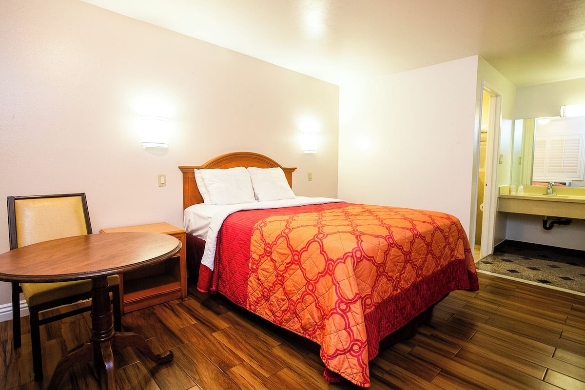 Escritorio, wifi gratis y ropa de cama