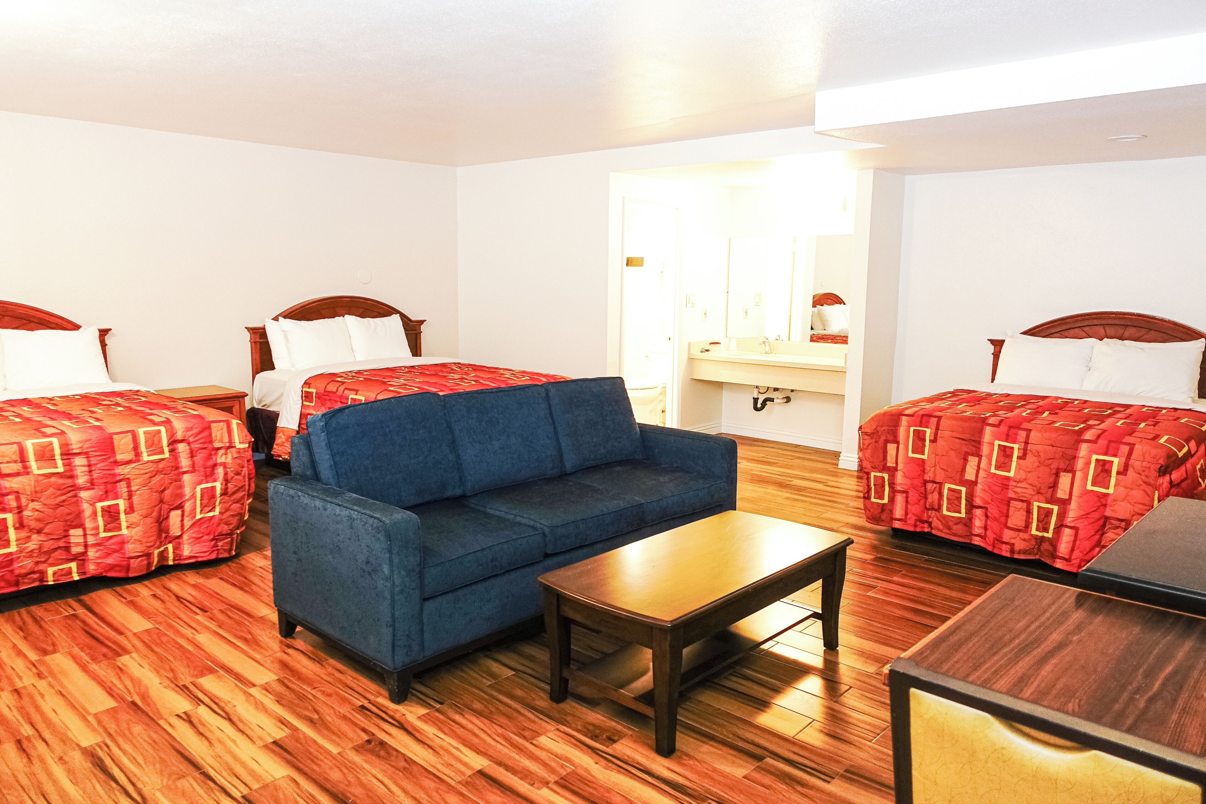 Superior Triple Room | Desk, bed sheets
