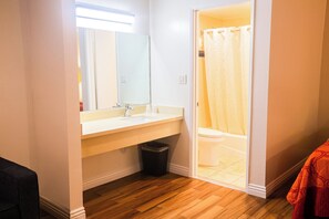 Grand Room, 2 Queen Beds, Non Smoking | Bathroom