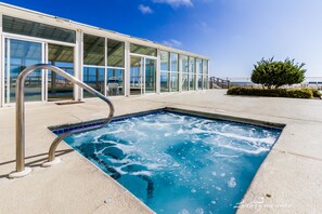 Outdoor spa tub - Perdido Sun by Luxury Gulf Rentals (Pensacola)