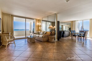 Departamento, 3 habitaciones, vista al mar | Área de sala de estar | Reproductor de DVD