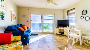 Condo, 2 phòng ngủ | Phòng khách