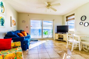 Kondominium, 2 kamar tidur | Ruang keluarga