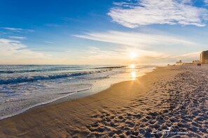 On the beach - Royal Palms by Luxury Gulf Rentals (Gulf Shores)