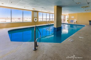 Kolam renang indoor dan kolam renang outdoor