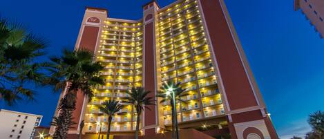 Fachada de la propiedad por la tarde o noche