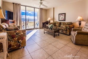Living area - Sunswept by Luxury Gulf Rentals (Orange Beach)