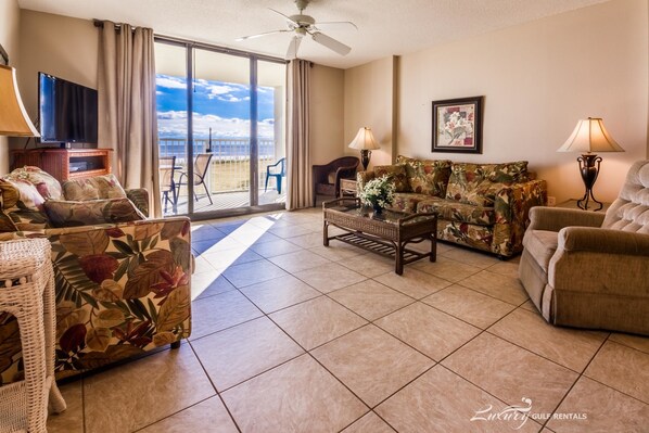 Condo, 3 Bedrooms, Ocean View | Living area