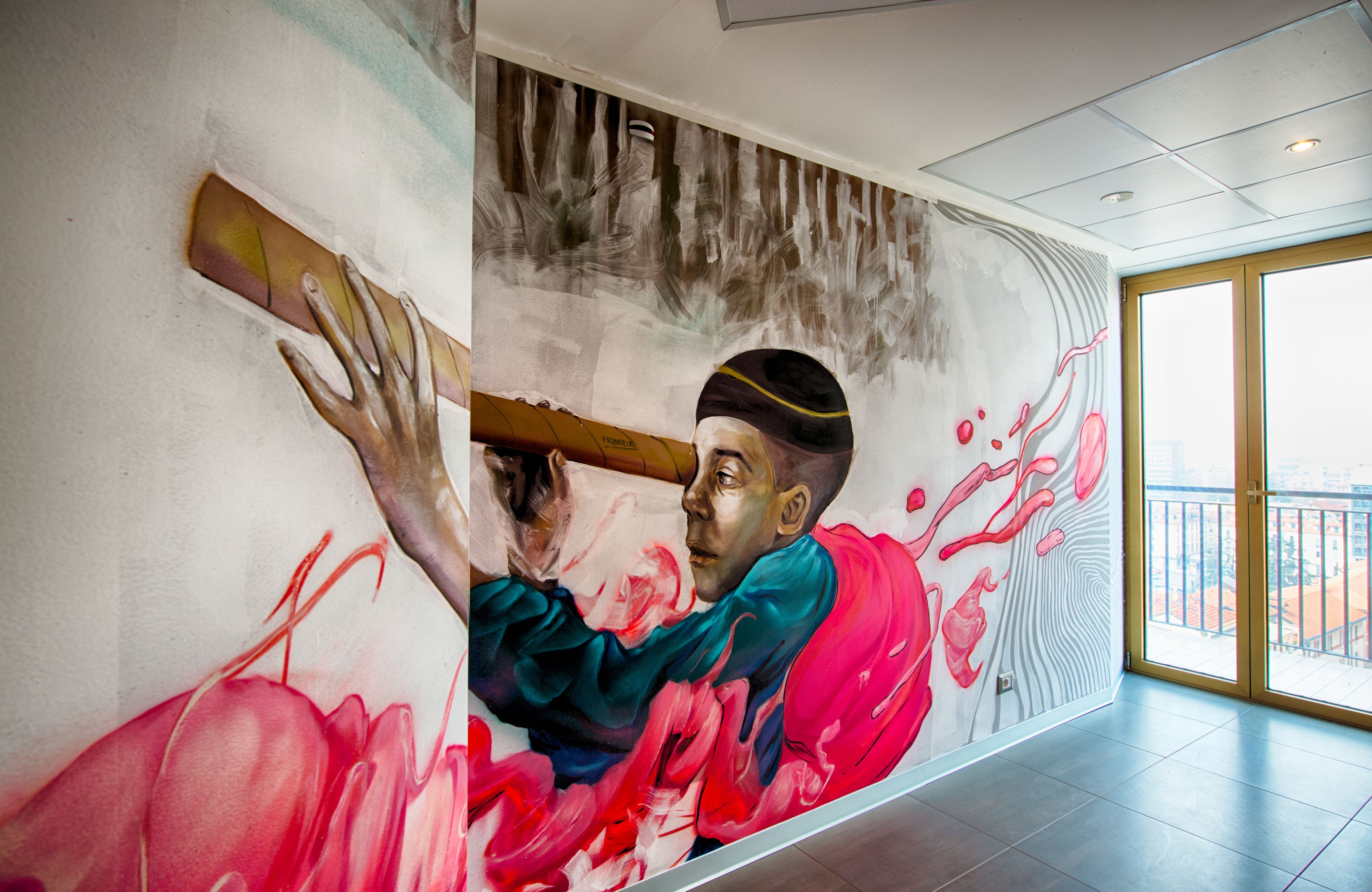 Un mural con una persona extendiendo la mano, una ventana con vistas y una puerta.