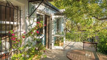 Mountainview room with large patio | Balcony