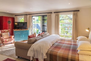 Mountainview room with large patio  | In-room safe, desk, iron/ironing board, free WiFi - Hedge House (Cape Town)