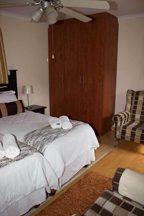 Blackout drapes, iron/ironing board, free WiFi, bed sheets - Ebony and Ivory (Bloemfontein)