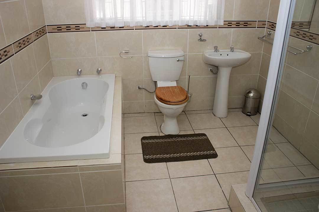 Combined shower/bathtub, free toiletries, towels, soap