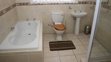 Combined shower/bathtub, free toiletries, towels, soap
