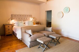 Minibar, caja de seguridad en la habitación, wifi gratis y ropa de cama 