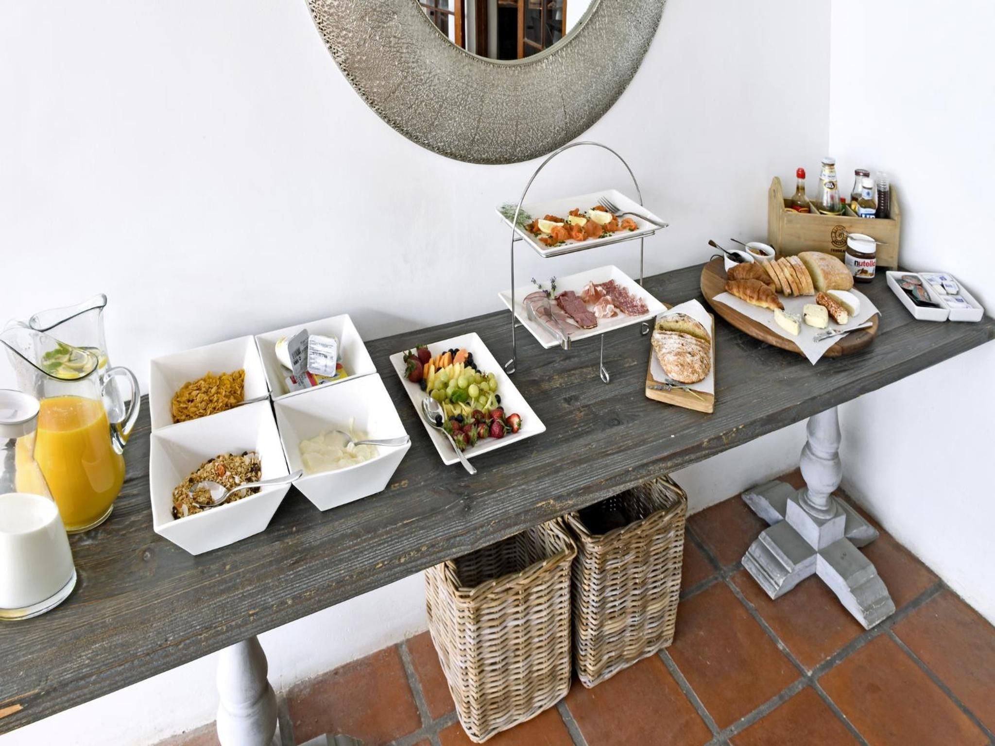 Um buffet de café da manhã com diversas opções de comida e bebidas.