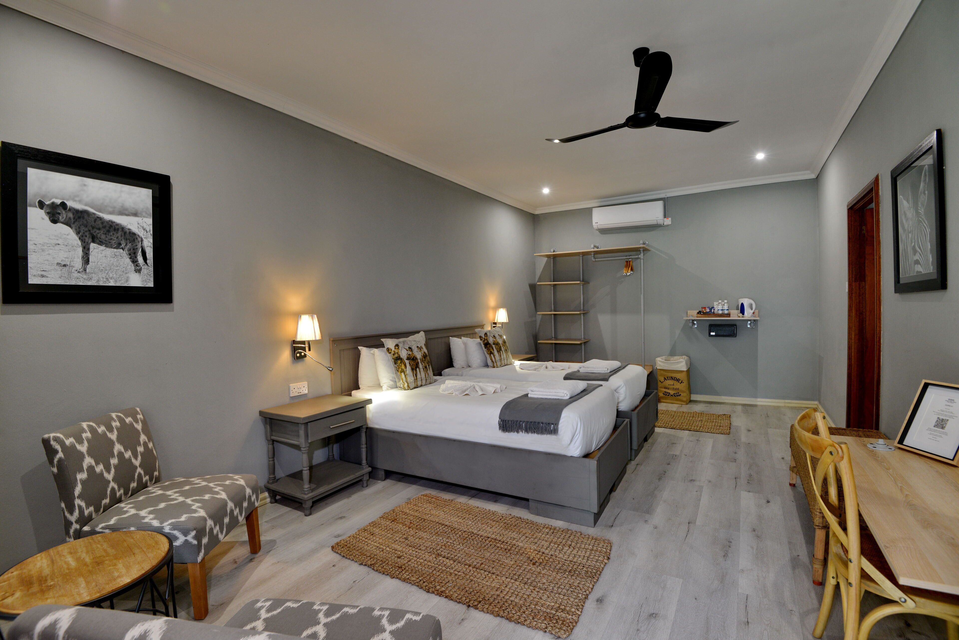 Une chambre moderne avec un grand lit, des tables de chevet, un bureau et une chaise.