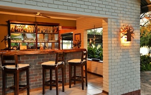 Bar au bord de la piscine