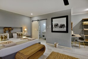 Family Room (4pax) | Peti besi dalam bilik, dihias secara berasingan