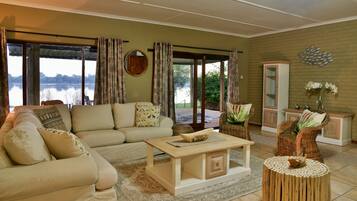 Casa exclusiva, 1 cama de matrimonio, vistas al río, en la zona del jardín | Zona de estar