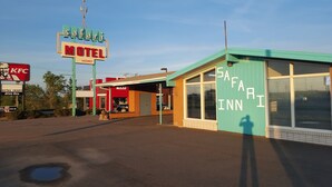 A motel with a KFC sign and a Safari Inn sign. - Safari Inn Motel (Swift Current)