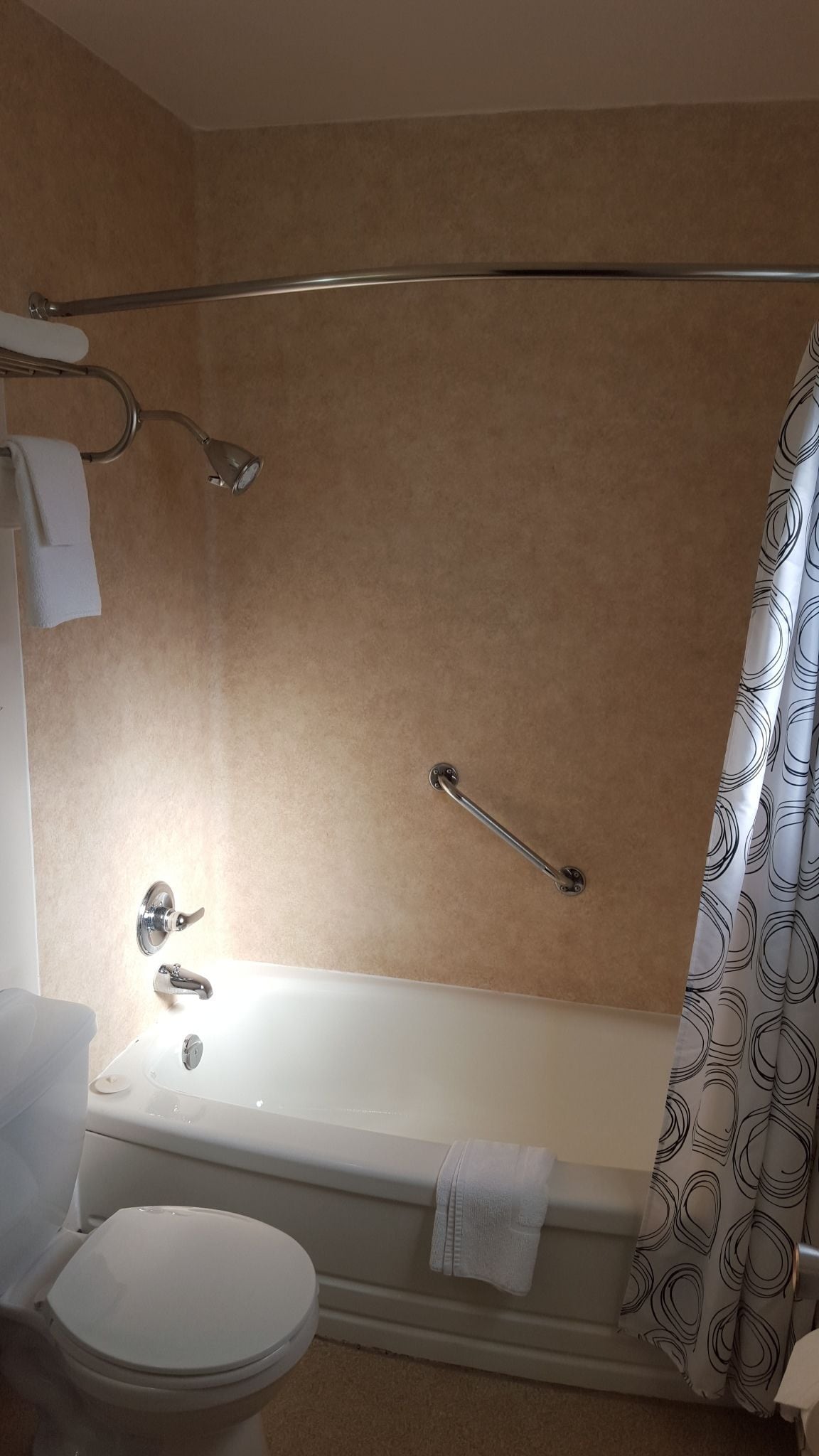 Suihkun ja ammeen yhdistelmä, ilmaiset hygieniatuotteet, pyyhkeet