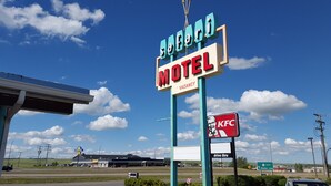 A motel sign with a KFC logo and a 'Vacancy' sign. - Safari Inn Motel (Swift Current)