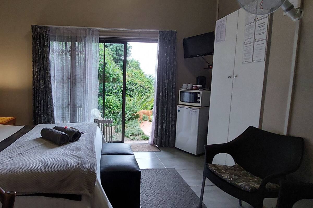 Queen Room | Laptop workspace, iron/ironing board (on request), WiFi (free)