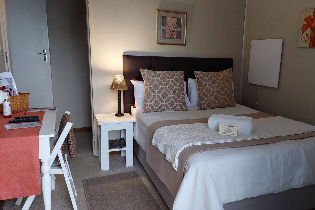 Classic Studio | Living area | Flat-screen TV
