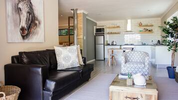 Honeymoon studio, 1 slaapkamer, bubbelbad, uitzicht op wijngaard | Woonruimte | Lcd-televisie en een open haard