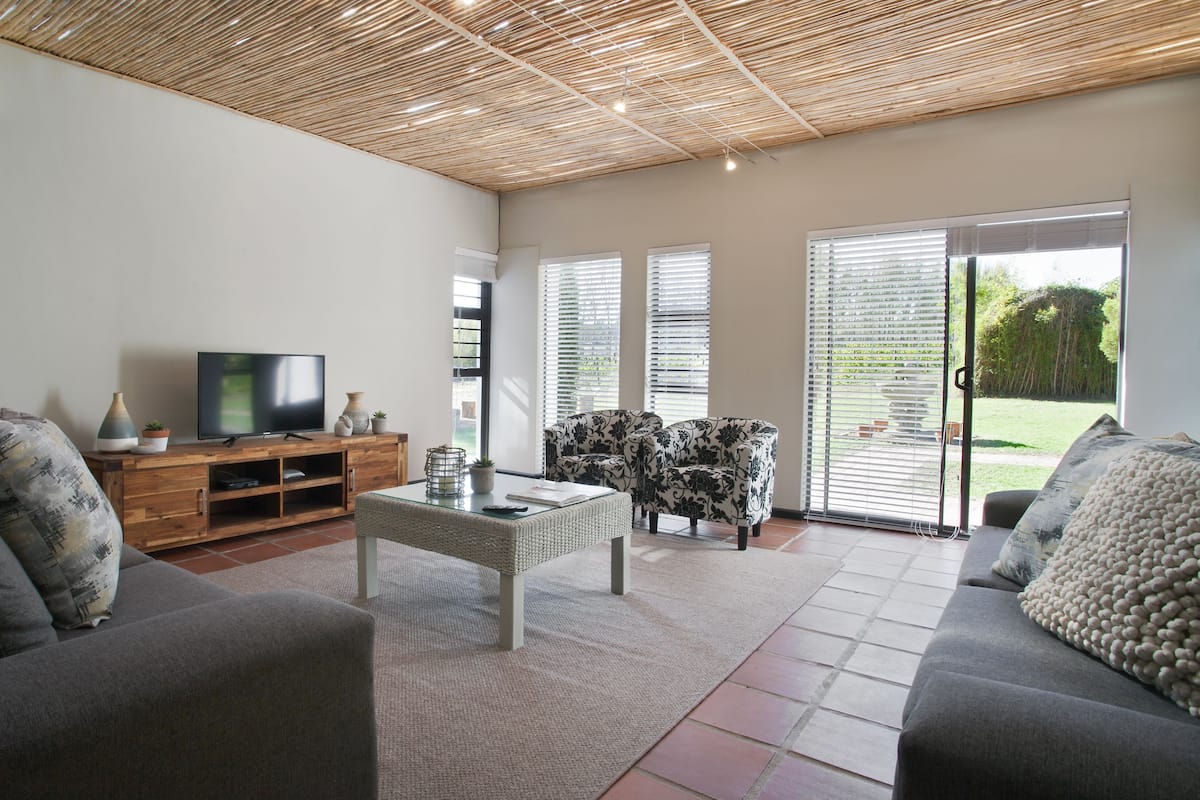 Comfort-Haus, 2 Schlafzimmer, Blick auf den Weinberg, zum Garten hin | Bügeleisen/Bügelbrett