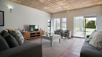 Comfort-Haus, 2 Schlafzimmer, Blick auf den Weinberg, zum Garten hin