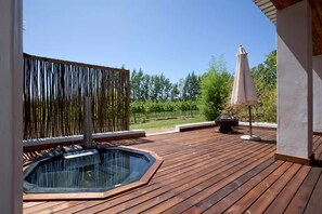 Outdoor spa tub - Rest Chabivin Self Catering (Stellenbosch)