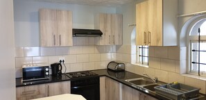 Refrigerador, microondas, tostadora, utensilios de cocina