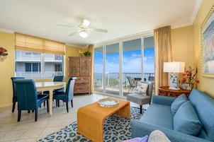 Lejlighed - 1 soveværelse - 2 badeværelser - havudsigt (Pelican 601) | Opholdsområde | Fladskærms-tv, dvd-afspiller