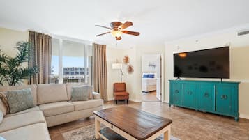Condo, 3 habitaciones, 2 baños, vista al mar (Heron 608) | Área de sala de estar | Televisión de pantalla plana y reproductor de DVD