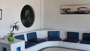Lobby sitting area - Caleta View Hotel and Bungalows (Acapulco)
