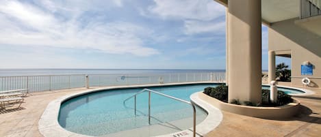 Piscine couverte, piscine extérieure