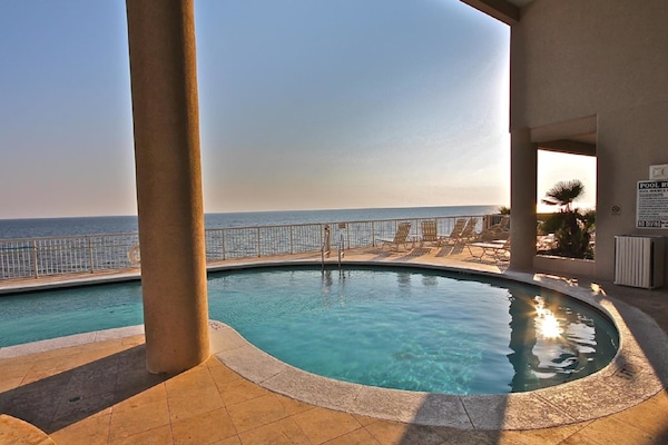 Una piscina techada, una piscina al aire libre