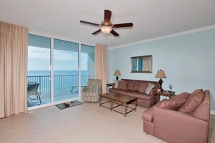 Appartamento, 1 camera da letto, vista mare, di fronte alla spiaggia (705) | Area soggiorno | TV a schermo piatto